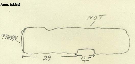 Rektangulär bräda med en kvist, en halft i halv på ena lång sidan och på andra lång sidan och en fjäder. Original tjocklek finns runt kvisten.
Extremt vittrad på alla ytor och hörn. Salthalt 1

Tillhörig information:
Not längs ena långsidan. Spår av tappning längs ena kortsidan. Urtag på andra långsidan.