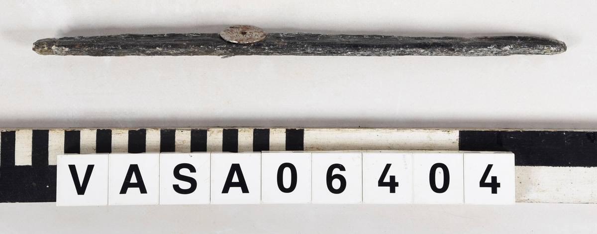Fragment av list. Utan synliga spikhål eller sammanfogning. 
Mycket vittrad. Ursprungsform oklart. Ingen saltskada.