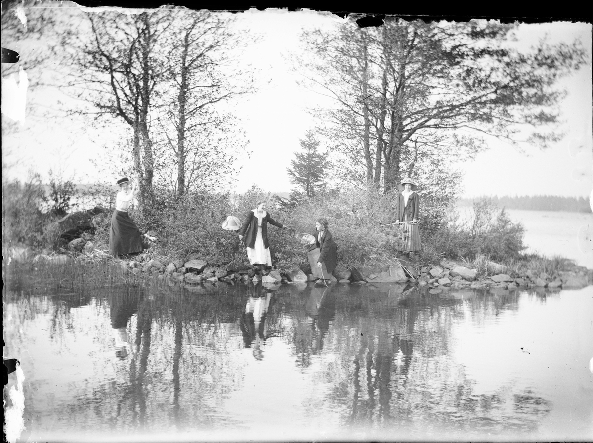 Ruth och Sara med två kvinnor vid vattnet, Östhammar, Uppland