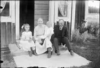 Familjeporträtt ute på trappan, Östhammar, Uppland