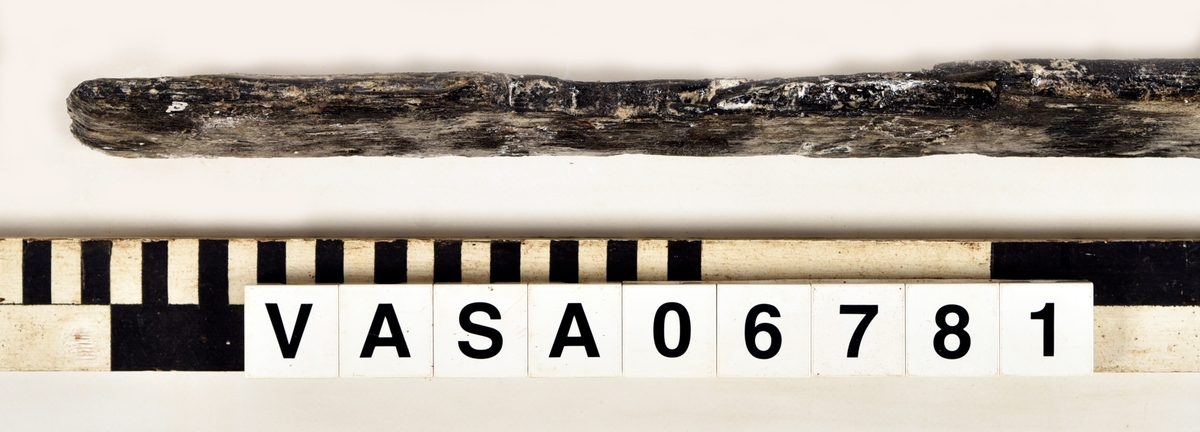 Bräda med en avbruten ände och ett urtag, men bara en del av urtagets sidar finns kvar.
Mycket vittrad på alla ytor och hörn. Salthalt 0

Tillhörig information:
Bräda (ramstycke). Urtag för tappning.