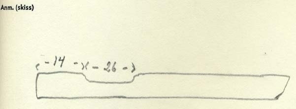 Bräda med en avbruten ände och ett urtag, men bara en del av urtagets sidar finns kvar.
Mycket vittrad på alla ytor och hörn. Salthalt 0

Tillhörig information:
Bräda (ramstycke). Urtag för tappning.