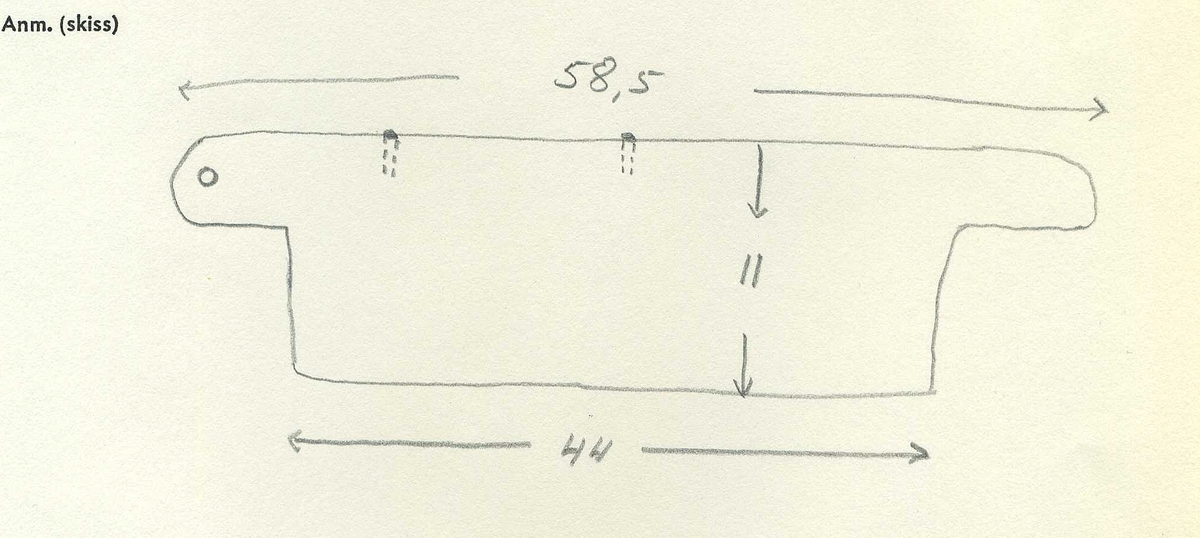 Odekorerad rektangulär bräda med mycket järn impregnering. 2 synliga spikhål, 4 kvister. 
Avbruten längs båda långkanterna. Ställen med järn/ saltskada på ena långkanten, rund spikhål, och på änden med fyndnummer. Fuktig och vittrade på alla ytor. Kraftig saltskada.
Tjock lager peg. Ett spår från konservering.