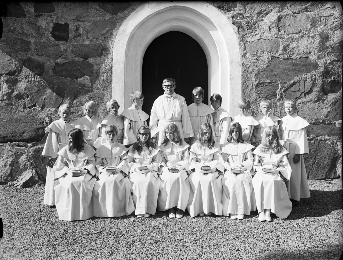 Konfirmander, Hökhuvuds kyrka, Uppland 1970