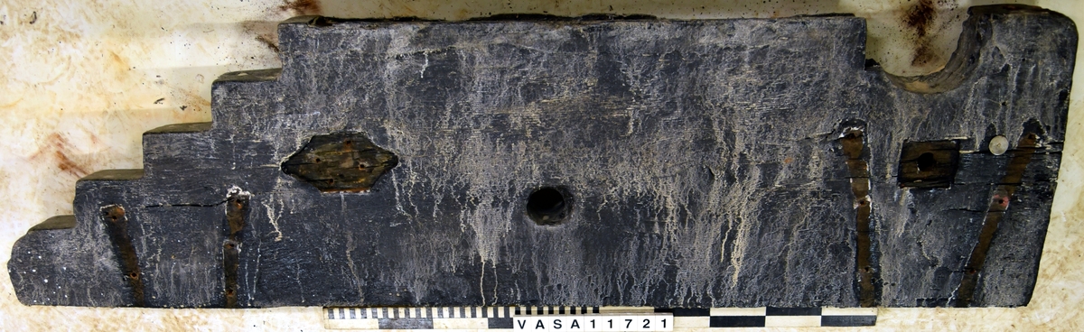Lavettsida höger, eroderad och tungt belagd med PEG. Vissa mått kunde inte tas. Right hand carriage - cheek, eroded and heavily coated in PEG. Some measurements unobtainable.