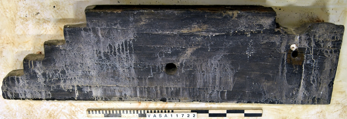 Lavettsida, vänster, grov tillverkad, dokumenterades ihopsatt.  

 A cheek (left) from a gun carriage, roughly made recorded assembled.