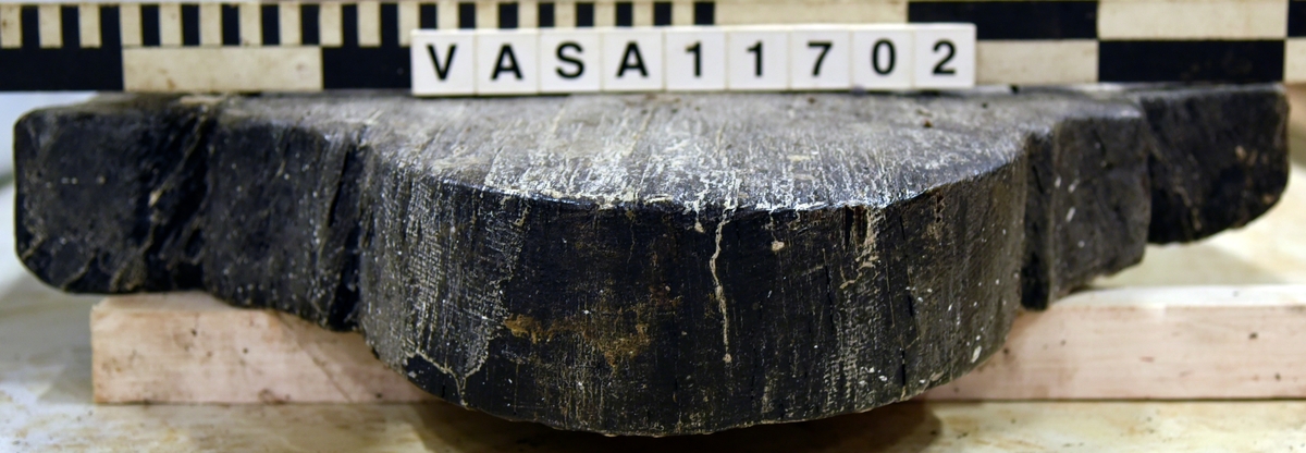 Lavettbotten, flertal sprickor med splitter, stor trä knut i mitten.

För mer information se Dokumentationsblankett under Referenser – Länkade filer.

Text in english:
Heavely cracked split gun-bed, large central knot.

For more information see the Documentation form under References – Linked files.