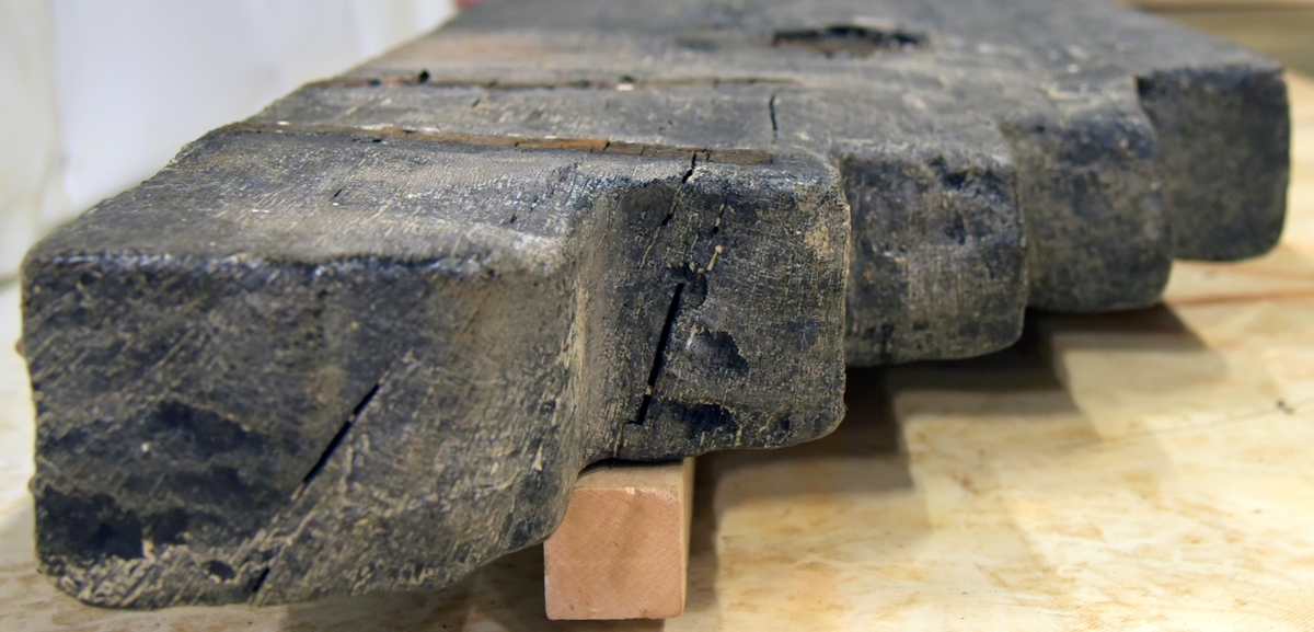 Lavettsida, vänster, grov tillverkad, dokumenterades ihopsatt.  

 A cheek (left) from a gun carriage, roughly made recorded assembled.