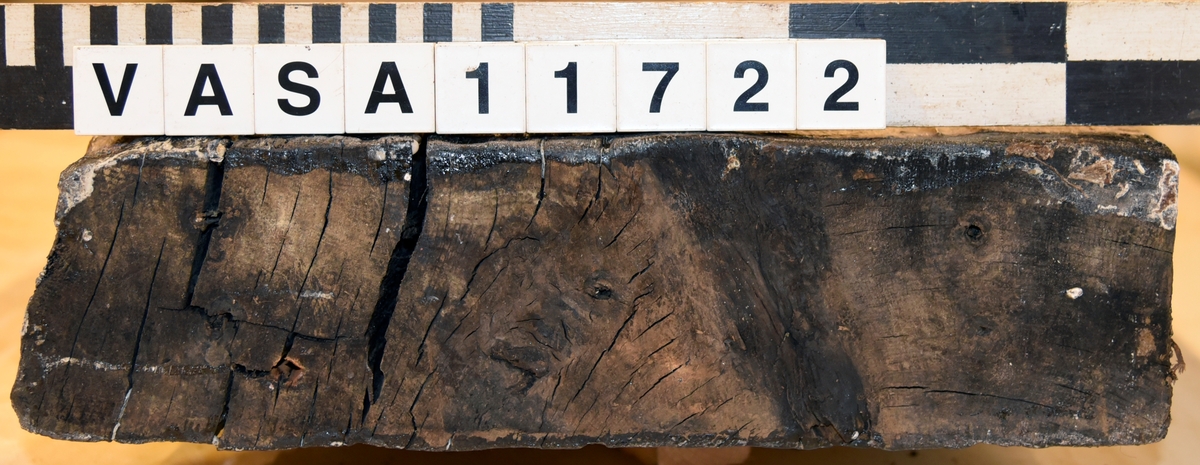 Lavettsida, vänster, grov tillverkad, dokumenterades ihopsatt.  

 A cheek (left) from a gun carriage, roughly made recorded assembled.