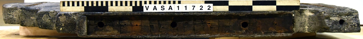 Lavettsida, vänster, grov tillverkad, dokumenterades ihopsatt.  

 A cheek (left) from a gun carriage, roughly made recorded assembled.