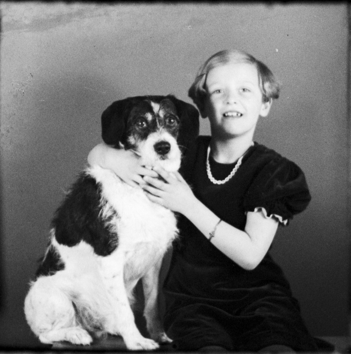 Ulla Pettersson Edberg från Östhammar med hunden Ruff, Uppland 1937