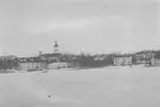 En vy över Härnösand med domkyrkan. Fotograferat från isen.