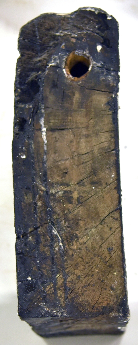 Lavettkolv, extremt skörd. 

Transom from a gun carriage, extremly weakened.