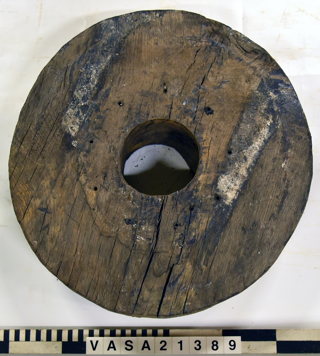 Lavetthjul bak, dokumenterades ihopsatt, vissa mått kunde inte tas. 

Rear truck, recorded attached, some measurements unobtainable