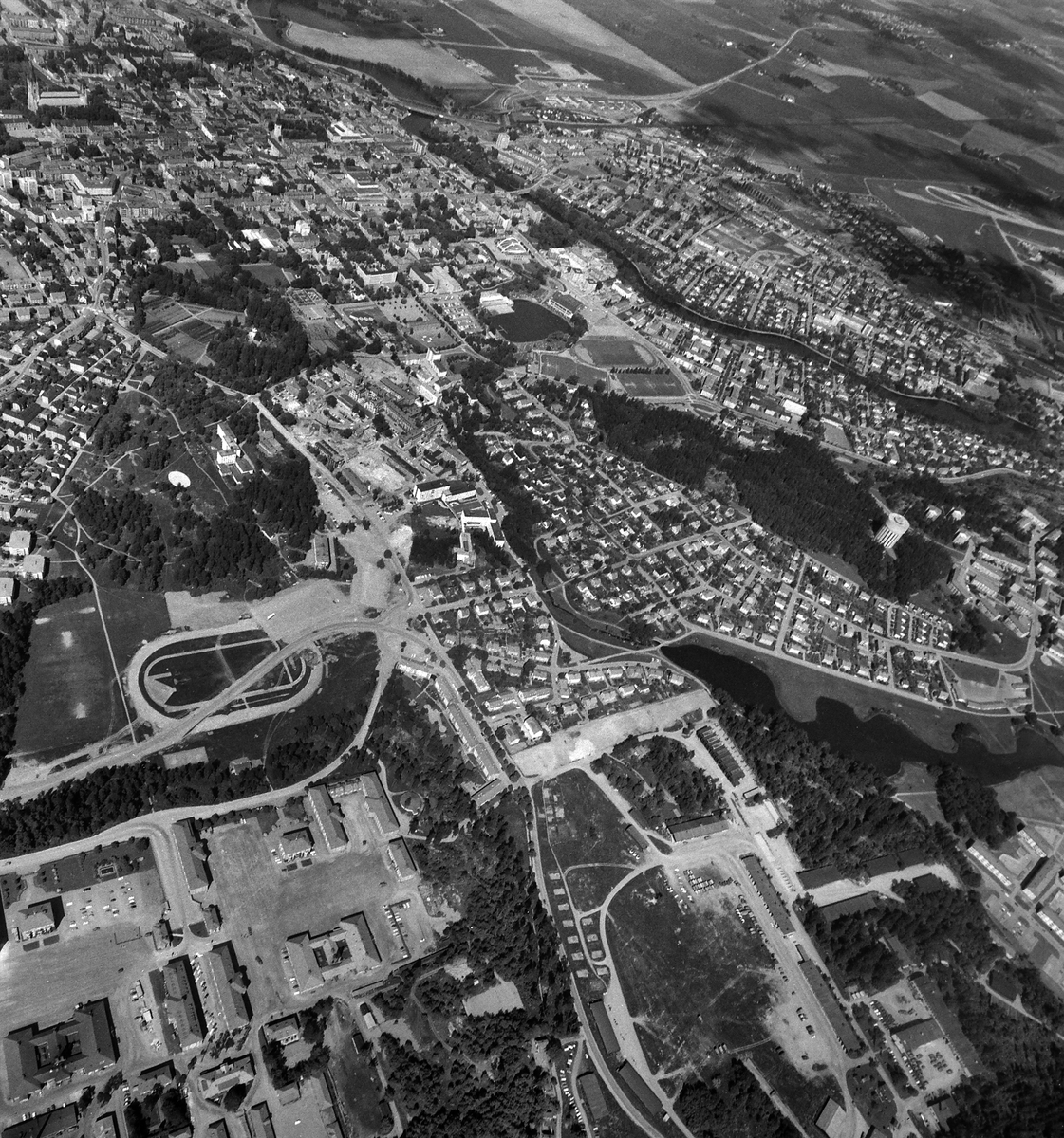 Flygbilder över Garnisionsområdet och Lasarettet. 1968