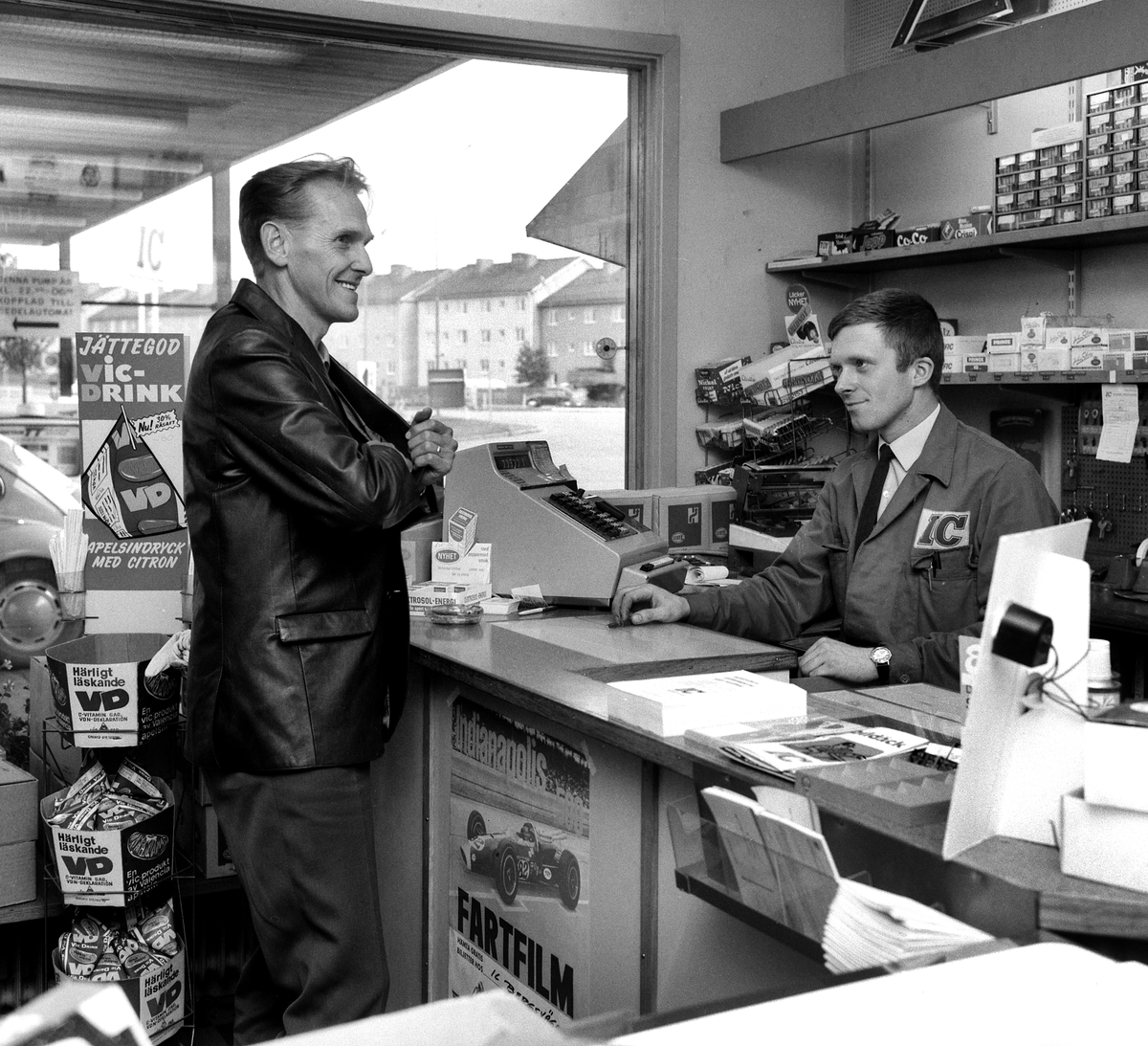 Interiörer från bensinmacken IC på Bergsvägen, 1967.