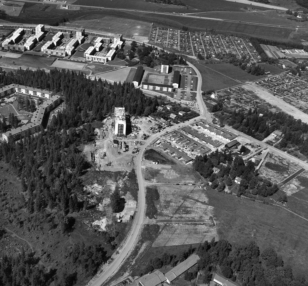 Första Lindsténshuset vid Duvkullen har börjat byggas vid Skogsgatan. På bilden syns Munkhagsgatan och Ådala kolloniområde , 1967.