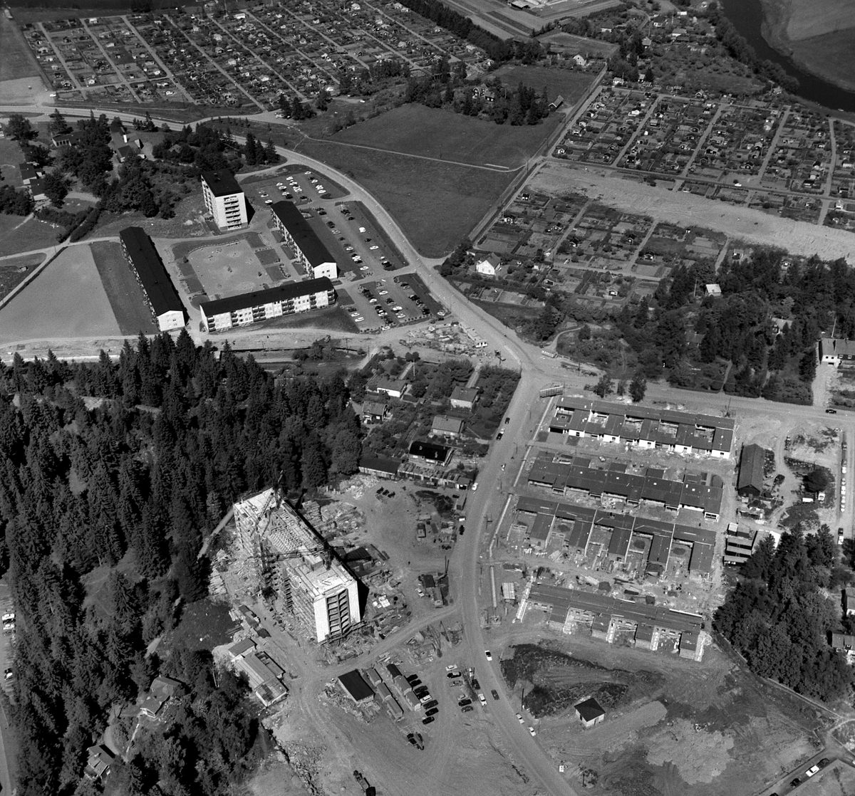 Första Lindsténshuset vid Duvkullen har börjat byggas vid Skogsgatan. På bilden syns Munkhagsgatan och Ådala kolloniområde , 1967.