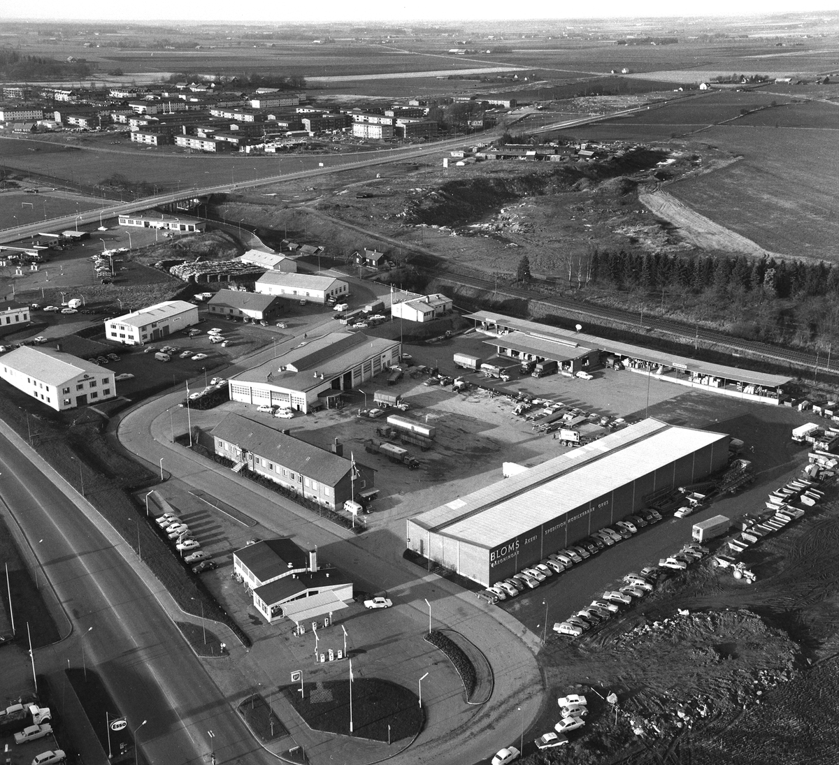 Flygbilder från Industrigatan med Bloms Åkeri och Skäggetorp i fonden. 1967
