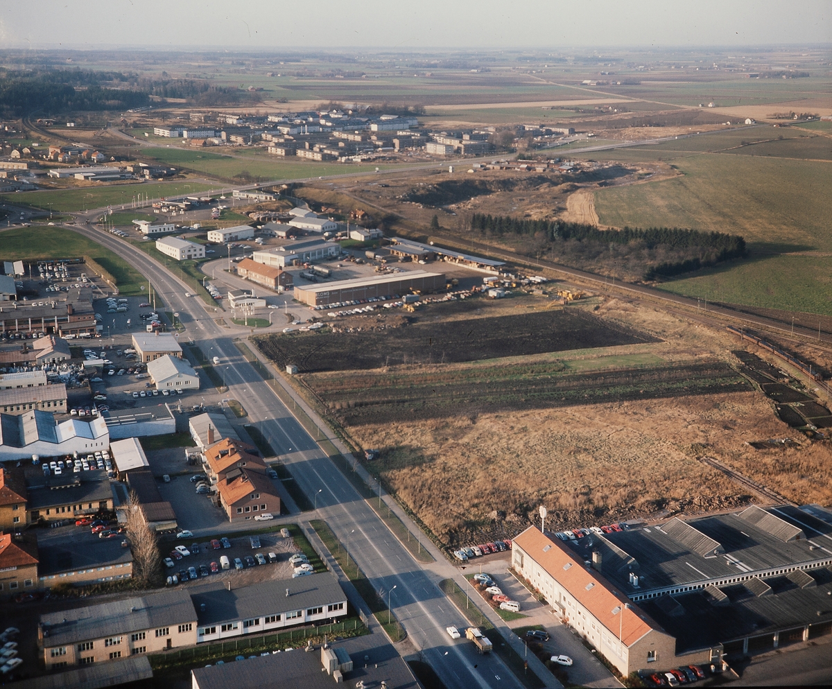 Flygbilder från Industrigatan med Bloms Åkeri och Skäggetorp i fonden. 1967