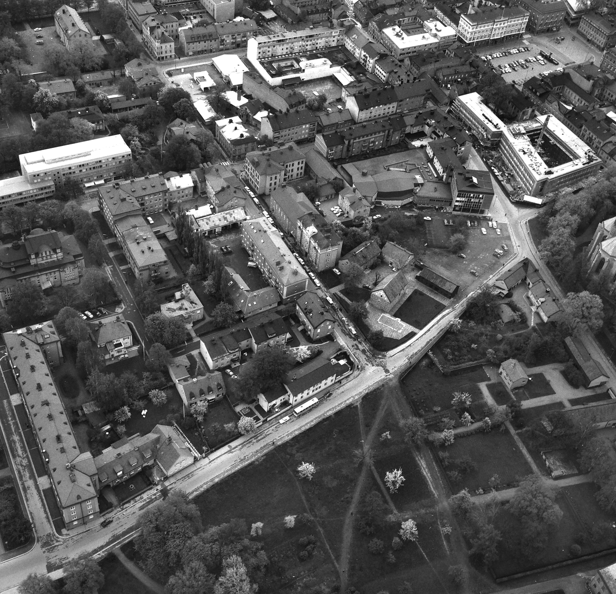 Flygbilder över centrala Linköping 1968. Domkyrkan, Stora torget, Ågatan, Stadshuset,