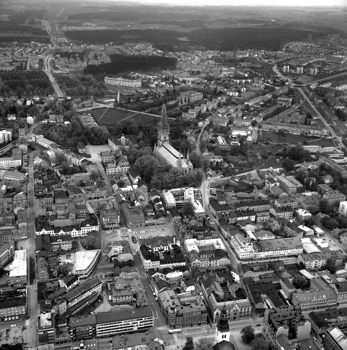 Flygbilder över centrala Linköping 1968. Domkyrkan, Stora torget, Ågatan, Stadshuset,