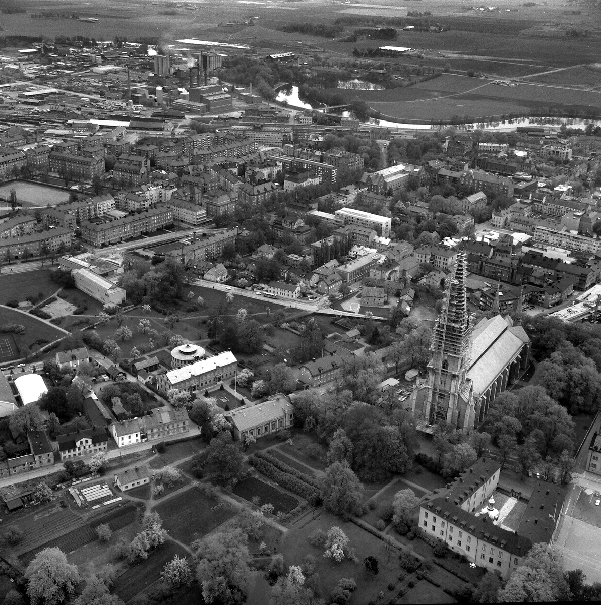 Flygbilder över centrala Linköping 1968. Domkyrkan, Stora torget, Ågatan, Stadshuset,