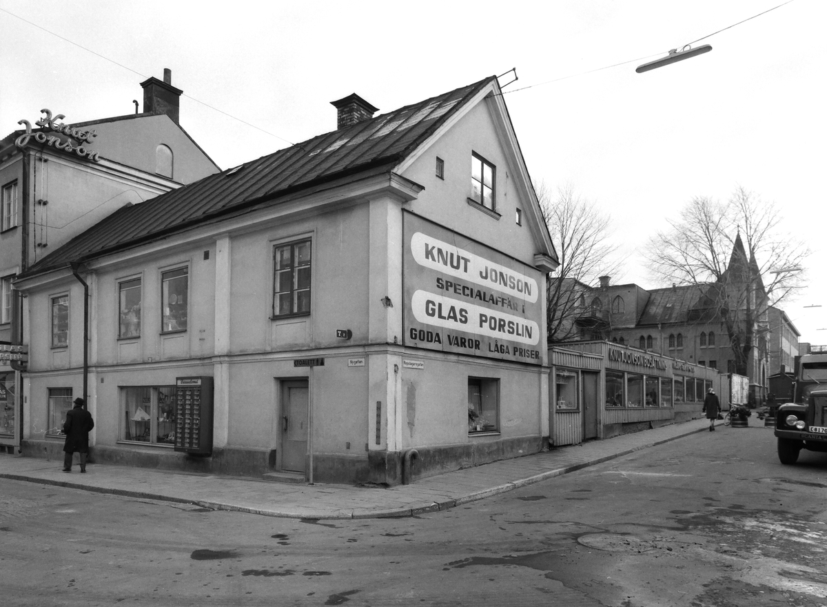Bilder från Repslagargatan 31 till 33 och Nygatan 20 före rivning av kvarteret, Knut Johnsson och Betelkyrkan. 1969.