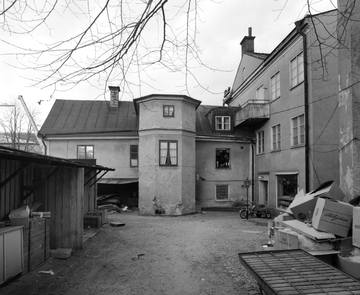 Bilder från Repslagargatan 31 till 33 och Nygatan 20 före rivning av kvarteret, Knut Johnsson och Betelkyrkan. 1969.