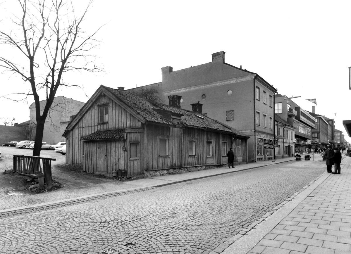 Bilder från Repslagargatan 31 till 33 och Nygatan 20 före rivning av kvarteret, Knut Johnsson och Betelkyrkan. 1969.