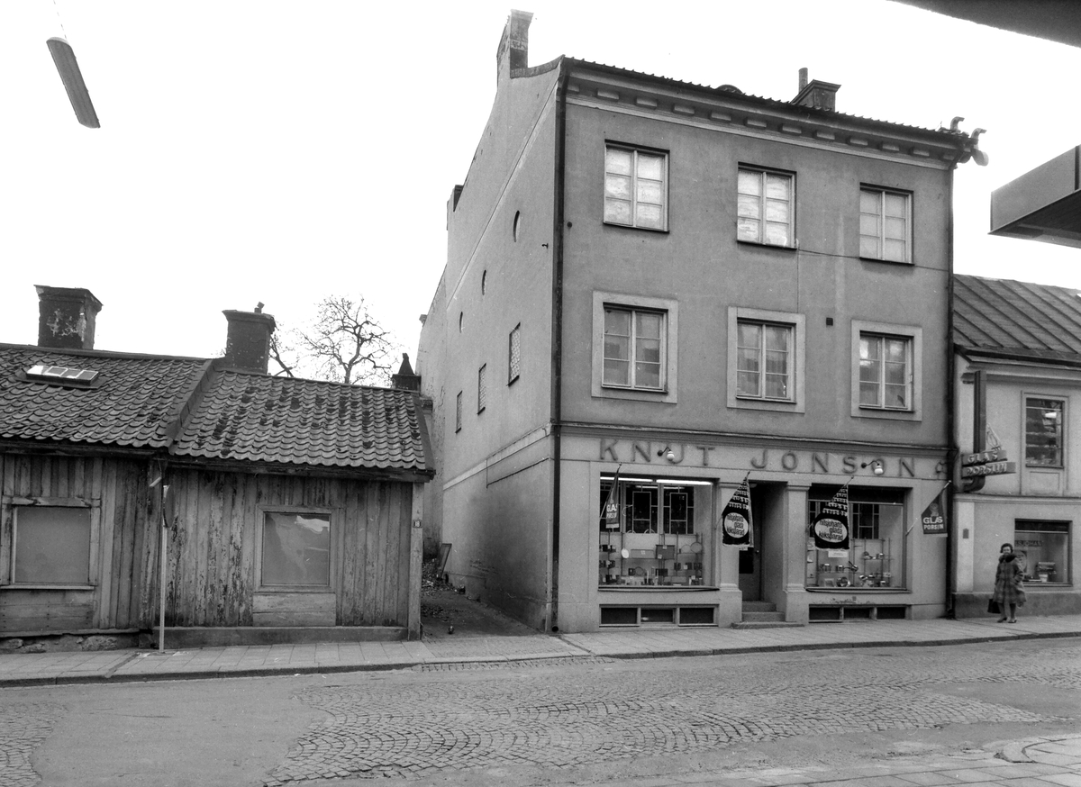 Bilder från Repslagargatan 31 till 33 och Nygatan 20 före rivning av kvarteret, Knut Johnsson och Betelkyrkan. 1969.