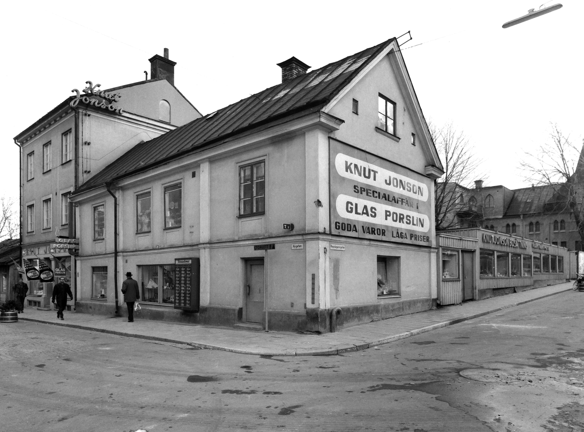 Bilder från Repslagargatan 31 till 33 och Nygatan 20 före rivning av kvarteret, Knut Johnsson och Betelkyrkan. 1969.