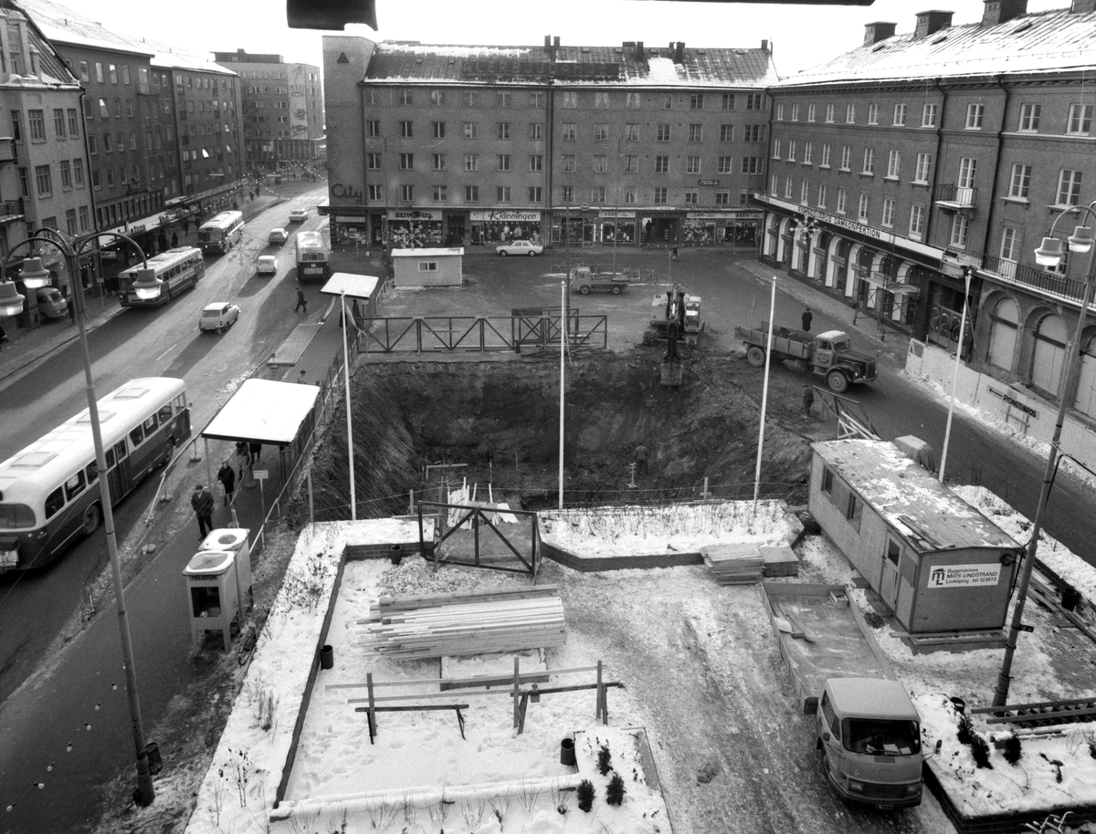 Stor grop uppgrävd på Trädgårdstorget, 1970