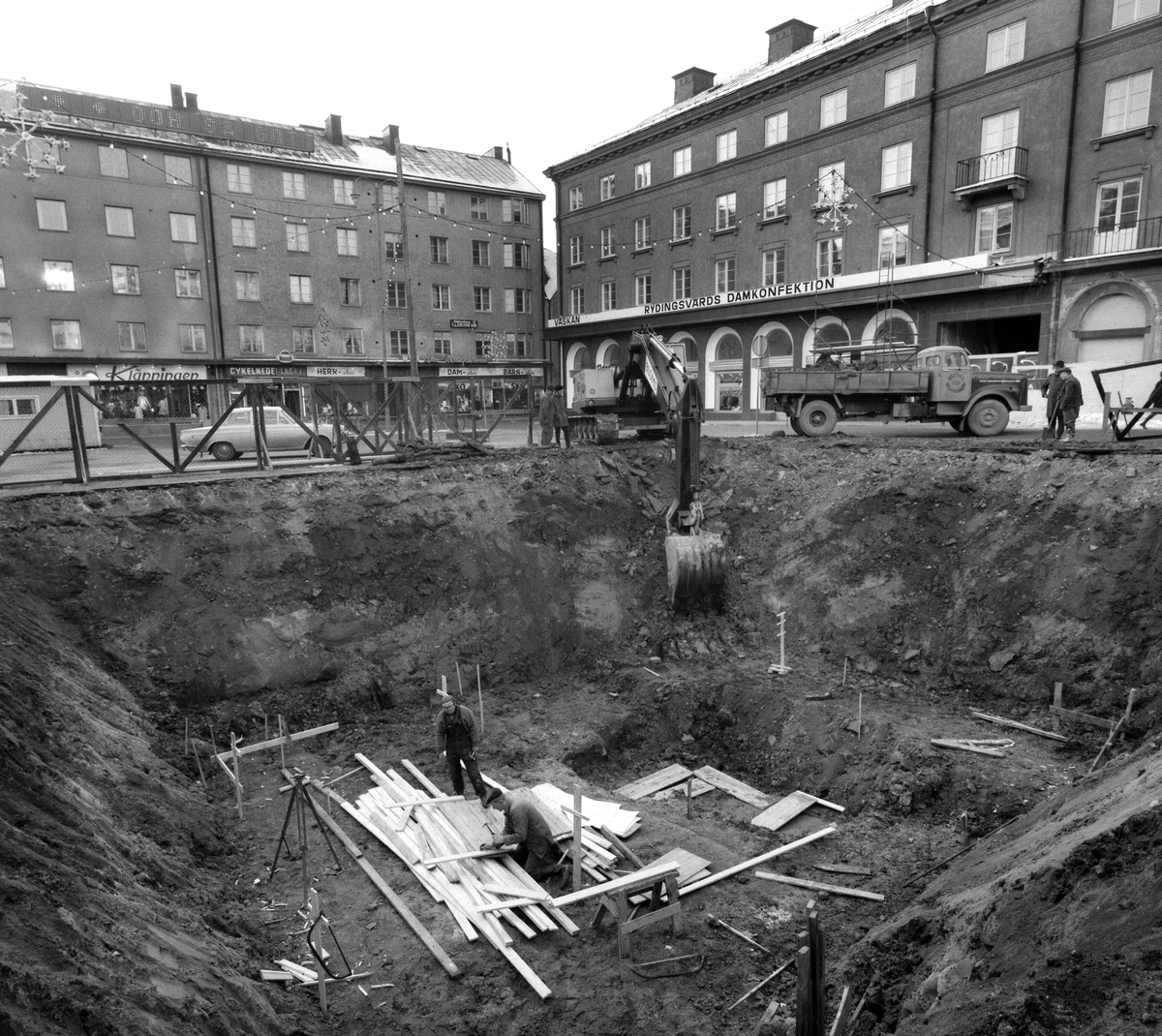 Stor grop uppgrävd på Trädgårdstorget, 1970