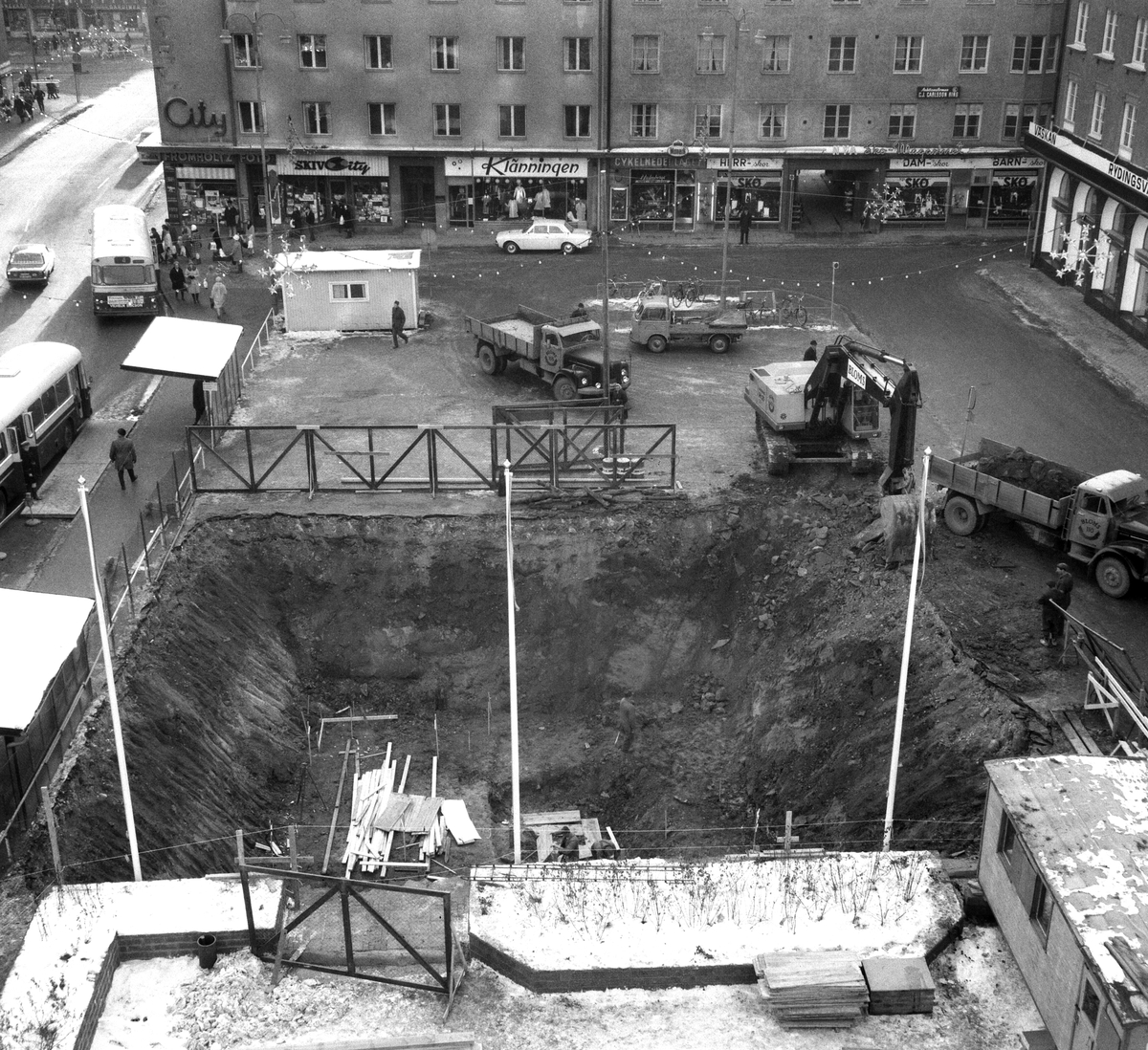 Stor grop uppgrävd på Trädgårdstorget, 1970