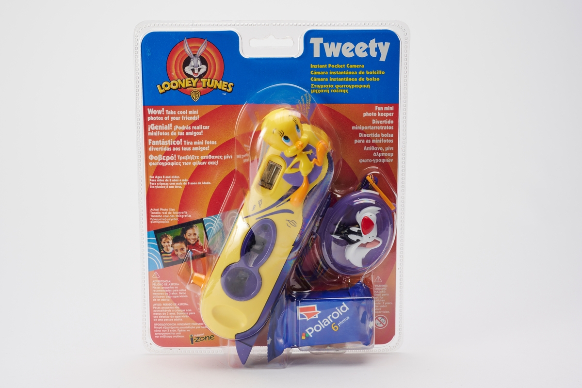 Instant kamera fra Polaroid, spesielt tiltenkt barn, med Looney Tunes' Tweety-figur. Kameraet tar små Polaroid-bilder, som kan oppbevares i et annheng dekorert med figuren Sylvester eller brukes som klistremerker. Tweety-kameraet er i sin originale uåpnede emballasje, sammen med en film og to AA-batterier.