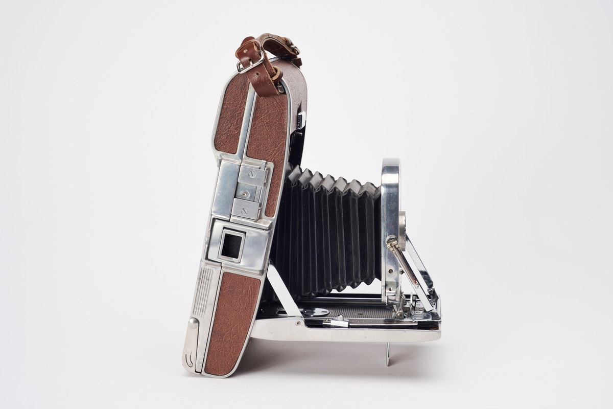 Model 95 er Polaroids første kommersielt tilgjengelige instant kamera. Kameraet kom ut i butikkene fredagen etter Høsttakkefesten i 1948. Alle 56 kameraene, i tillegg til demo-kameraet, ble raskt solgt. 
Polaroid fikk en produksjonsavtale med United States Time Corporation (Timex/US Time), som produserte mer enn 44 milllioner Polaroid-kameraer frem til samarbeidet ble avsluttet på slutten av 1970-tallet.
Kameraet er designet som et foldekamera med bærestropp og utstyrt med en sokkel for montering av blits.