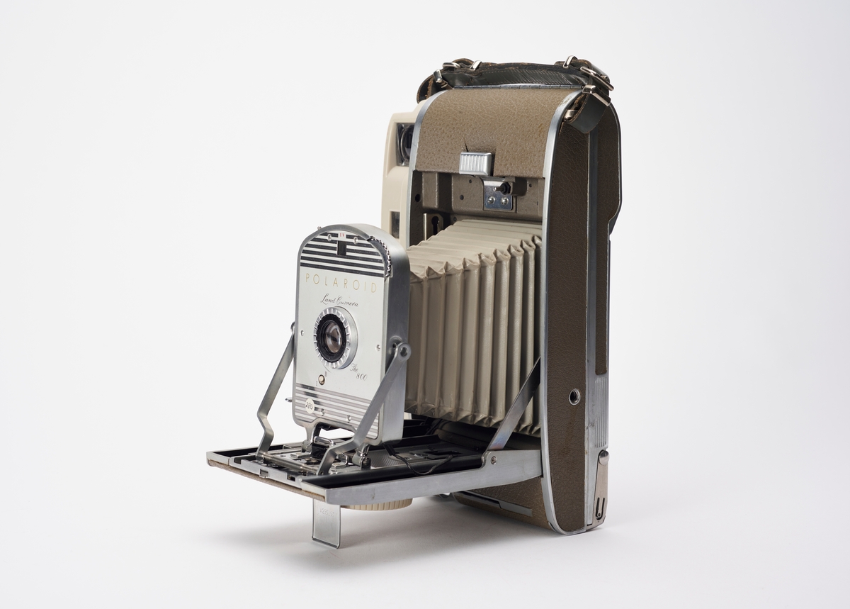Model 800 er et instant kamera produsert av Polaroid fra 1957 til 1962. Foldekameraet er utstyrt med målsøker og mulighet for avtagbar blits.
Objektiv: 130 mm F8.8
Film: Type 40