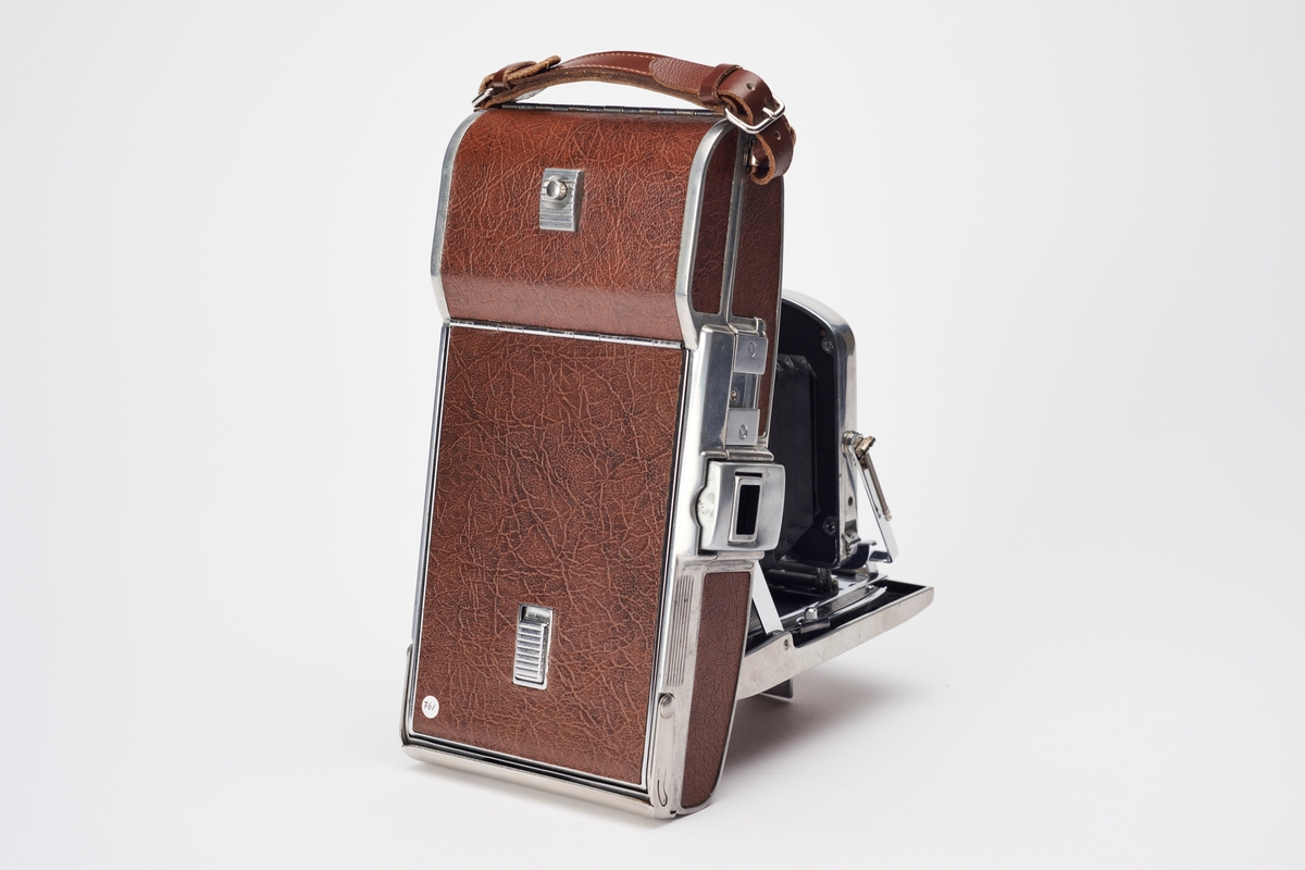 Model 95 er Polaroids første kommersielt tilgjengelige instant kamera. Kameraet kom ut i butikkene fredagen etter Høsttakkefesten i 1948. Alle 56 kameraene, i tillegg til demo-kameraet, ble raskt solgt. 
Polaroid fikk en produksjonsavtale med United States Time Corporation (Timex/US Time), som produserte mer enn 44 milllioner Polaroid-kameraer frem til samarbeidet ble avsluttet på slutten av 1970-tallet.
Kameraet er designet som et foldekamera med bærestropp og utstyrt med en sokkel for montering av blits.