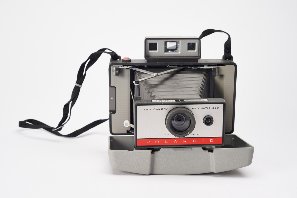 Automatic 220 er et instant kamera, produsert av Polaroid på slutten av 1960-tallet. Kameraet er et foldekamera med både øyesøker og målsøker. Det har et avtagbart frontdeksel, som dekke hele fronten av kameraet. Festet i det samme dekselet finnes en engelsk manual.