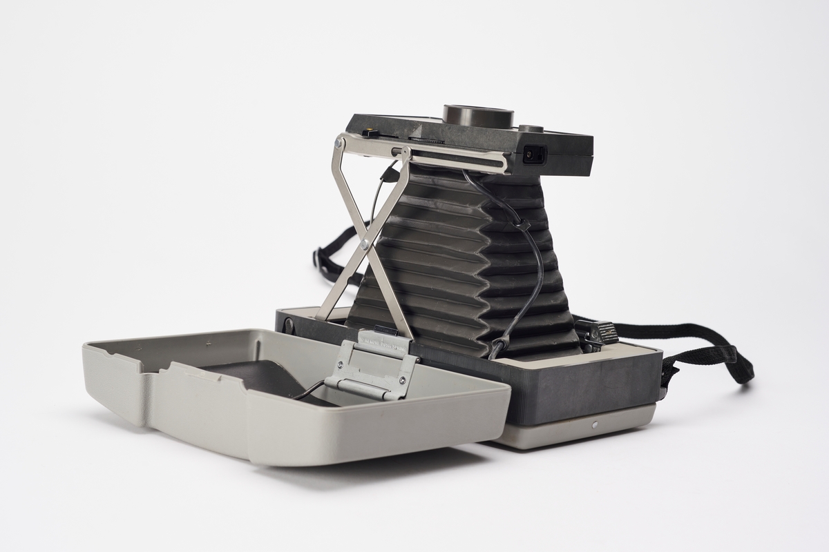 Automatic 220 er et instant kamera, produsert av Polaroid på slutten av 1960-tallet. Kameraet er et foldekamera med både øyesøker og målsøker. Det har et avtagbart frontdeksel, som dekke hele fronten av kameraet. Festet i det samme dekselet finnes en engelsk manual.
