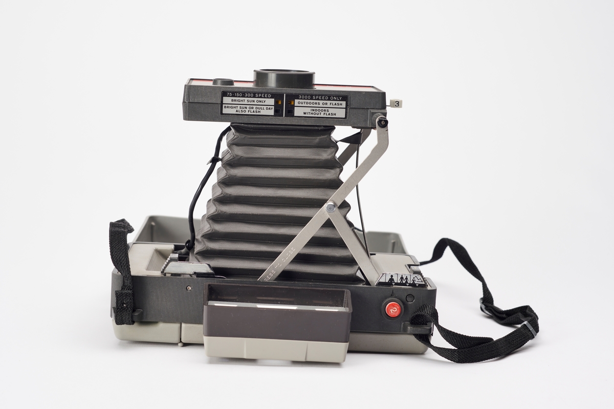 Automatic 220 er et instant kamera, produsert av Polaroid på slutten av 1960-tallet. Kameraet er et foldekamera med både øyesøker og målsøker. Det har et avtagbart frontdeksel, som dekke hele fronten av kameraet. Festet i det samme dekselet finnes en engelsk manual.