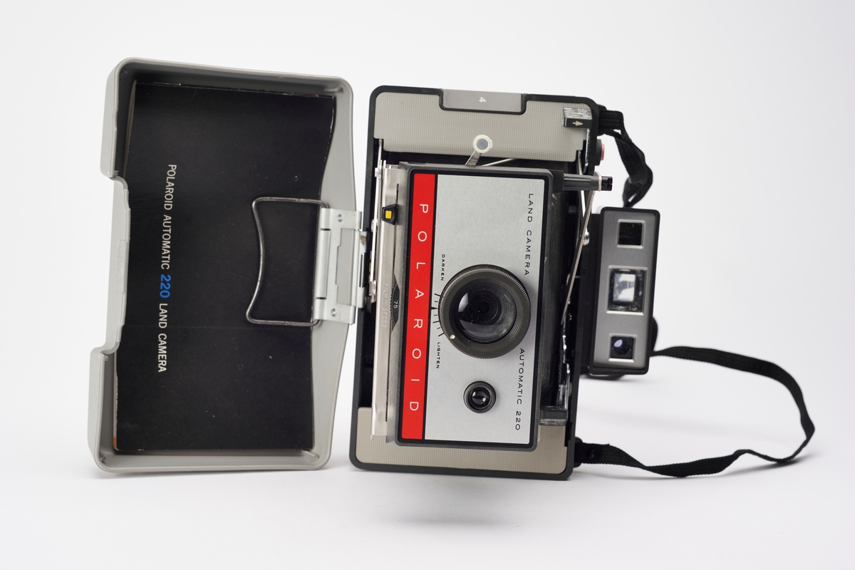 Automatic 220 er et instant kamera, produsert av Polaroid på slutten av 1960-tallet. Kameraet er et foldekamera med både øyesøker og målsøker. Det har et avtagbart frontdeksel, som dekke hele fronten av kameraet. Festet i det samme dekselet finnes en engelsk manual.