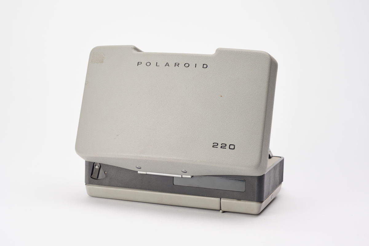Automatic 220 er et instant kamera, produsert av Polaroid på slutten av 1960-tallet. Kameraet er et foldekamera med både øyesøker og målsøker. Det har et avtagbart frontdeksel, som dekke hele fronten av kameraet. Festet i det samme dekselet finnes en engelsk manual.