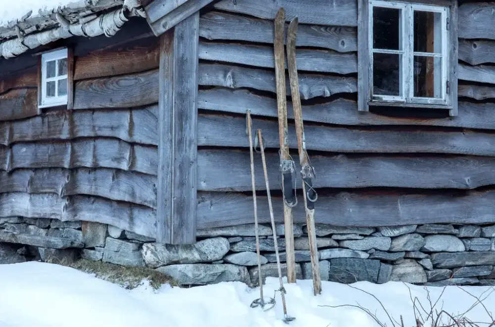 Eit par ski opp mot Bjørn West hytta