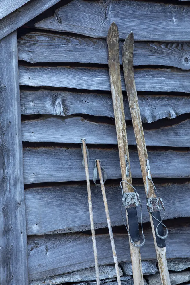 Nærbilde av ski opp mot Bjørn West hytta i Matre