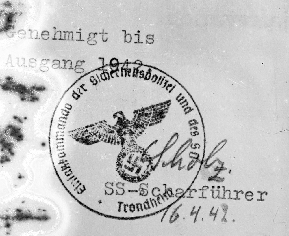 Alstahaug, Sandnessjøen. Nærbilde av tysk stempel og underskrift fra Sholz - SS Scharfürer 16.4.42.