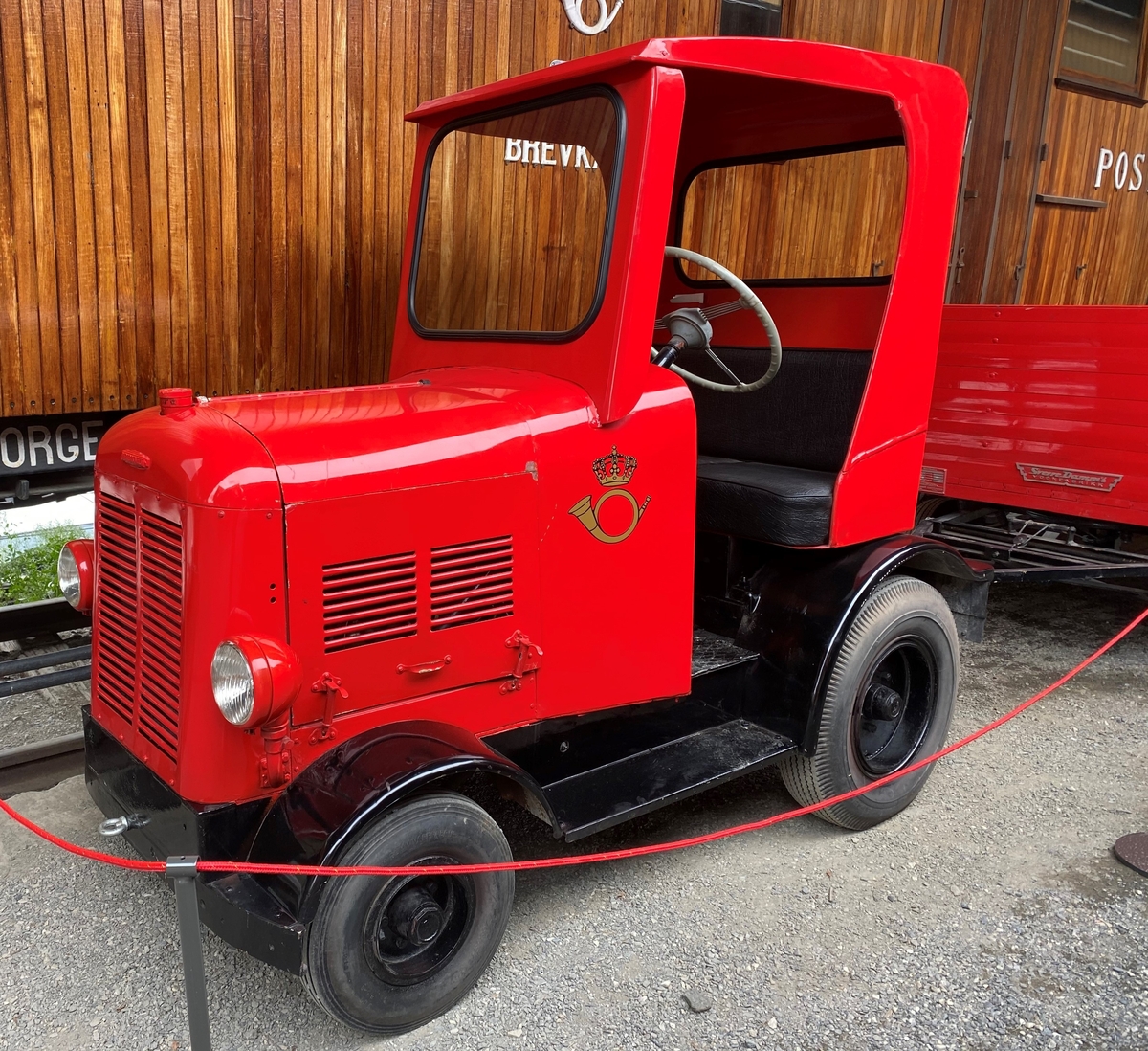 Rødmalt traktor med Postens logomerke på sidene. Den er åpen inn til førersete, har ikke påmonterte dører.  Volvo B4B motor med 3-trinns girkasse.