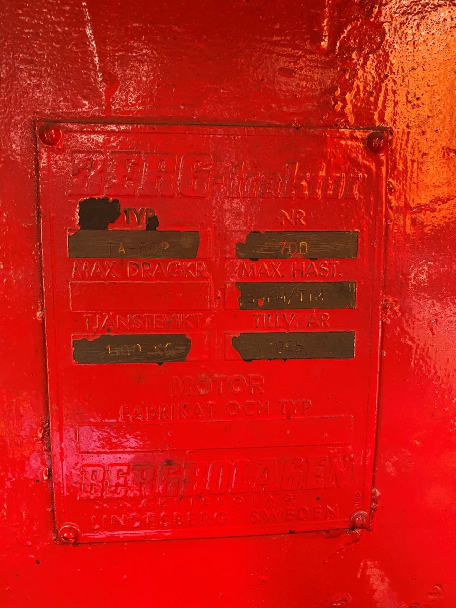 Rødmalt traktor med Postens logomerke på sidene. Den er åpen inn til førersete, har ikke påmonterte dører.  Volvo B4B motor med 3-trinns girkasse.