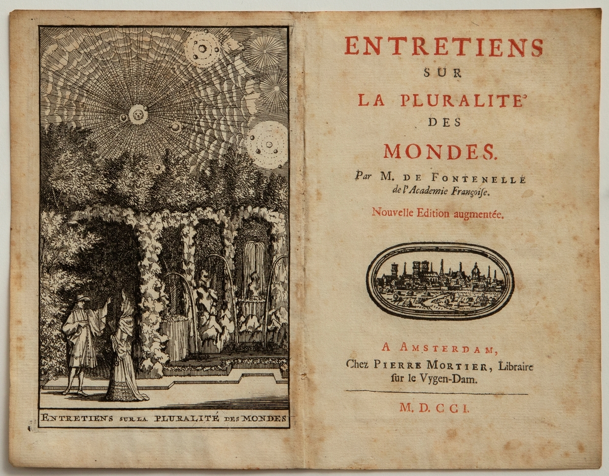 Kobberstikk ved siden av tittelplansje for boka "Entretiens sur la pluralité des mondes" av Bernard de Fontenelle, som del av samleverket "Oeuvres diverses de M. de Fontenelle". Gjenstanden består av tre sider: 

1) Kobberstikk som viser et himmelkart over planetene i solsystemet, samt en mann og kvinne som konverserer i en hage.

2) Tittelplansje for "Entretiens sur la pluralité des mondes".

3) Tittelplansje for "Oeuvres diverses de M. de Fontenelle" som er pålimt det første arket.